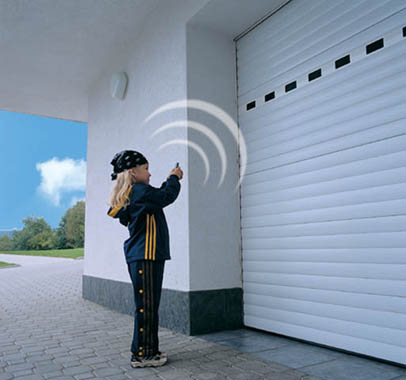 Posuvné dveře BR-77 s hlazeným profilem, barva RAL 9010 Posuvné dveře BR-77 s hlazeným profilem, barva RAL 9010