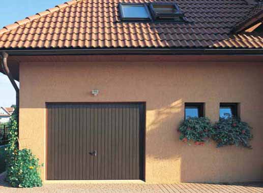 Výklopná vrata, barva RAL 8017 Výklopná vrata, barva RAL 8017