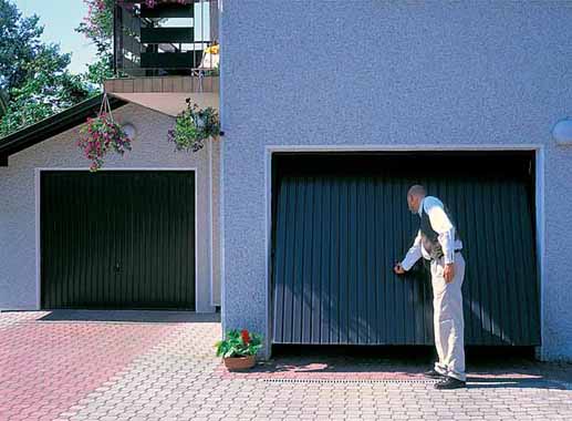 Garážová výklopná vrata Wisniowski při otevírání Garážová výklopná vrata Wisniowski při otevírání