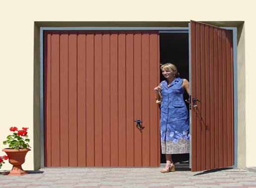 Výklopná vrata se servisní brankou, barva BTX 2702 Výklopná vrata se servisní brankou, barva BTX 2702