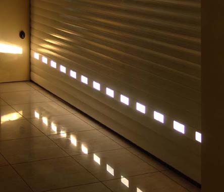 Roletová garážová vrata šetří energii Rolovací (roletová) garážové brány Wisniowski šetří energii a prostor - fotografie vrat zevnitř