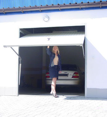 Výklopná vrata, barva RAL 9016 Výklopná vrata, barva RAL 9016